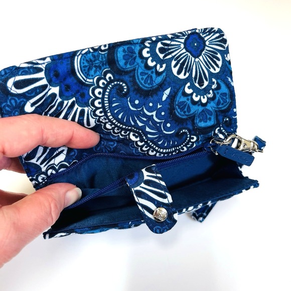 Vera Bradley RFID Wristlet Wallet Navy Petal Splash Floral Preppy Excellent Cond - Picture 3 of 6